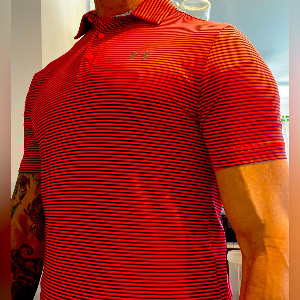 👕 Under Armour Heatgear Loose Polo Shirt Mens Size SM Red & Navy Blue Striped